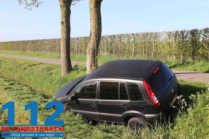 Man belandt met auto in droge sloot aan de Nieuwe Munnikensteeg Waalwijk 2 Man belandt met auto in droge sloot aan de Nieuwe Munnikensteeg Waalwijk 112 De Langstraat