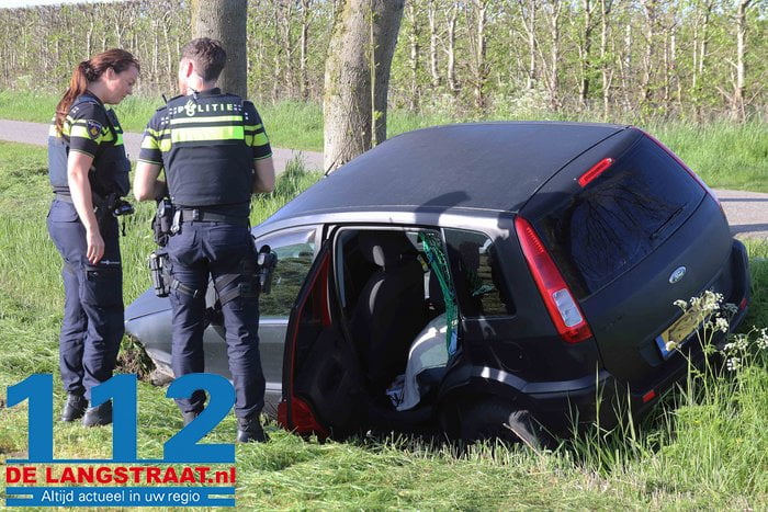 Man belandt met auto in droge sloot aan de Nieuwe Munnikensteeg Waalwijk 4 Man belandt met auto in droge sloot aan de Nieuwe Munnikensteeg Waalwijk 112 De Langstraat