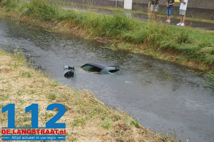 Auto belandt in water in Nieuwkuijk, bestuurder ongedeerd 4 Auto belandt in water in Nieuwkuijk, bestuurder ongedeerd 112 De Langstraat