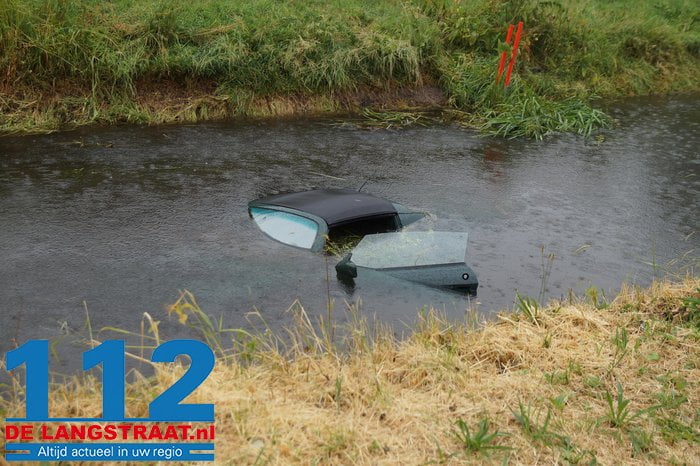 Auto belandt in water in Nieuwkuijk, bestuurder ongedeerd 5 Auto belandt in water in Nieuwkuijk, bestuurder ongedeerd 112 De Langstraat