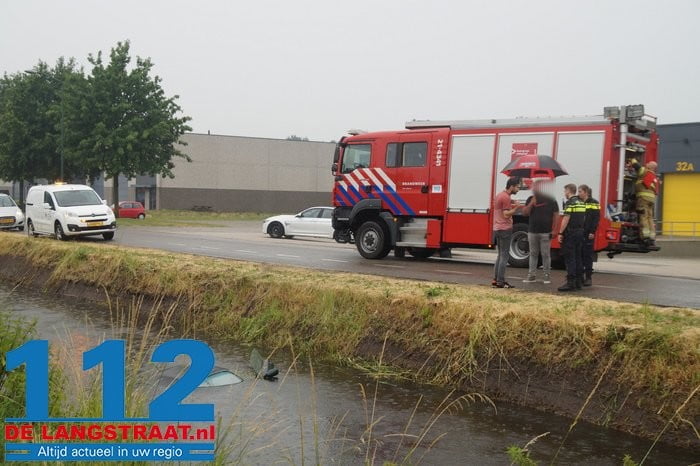 Auto belandt in water in Nieuwkuijk, bestuurder ongedeerd 6 Auto belandt in water in Nieuwkuijk, bestuurder ongedeerd 112 De Langstraat