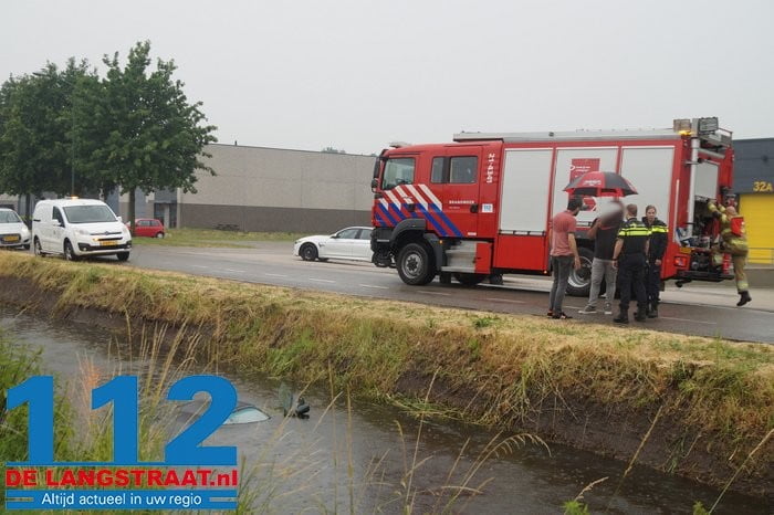 Auto belandt in water in Nieuwkuijk, bestuurder ongedeerd 7 Auto belandt in water in Nieuwkuijk, bestuurder ongedeerd 112 De Langstraat