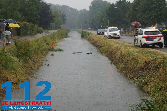 Auto belandt in water in Nieuwkuijk, bestuurder ongedeerd 9 Auto belandt in water in Nieuwkuijk, bestuurder ongedeerd 112 De Langstraat