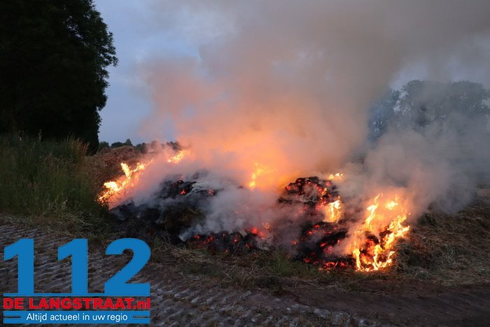 Flinke hooiberg in brand Winterdijk Sprang-Capelle 1 Flinke hooiberg in brand Winterdijk Sprang-Capelle 112 De Langstraat