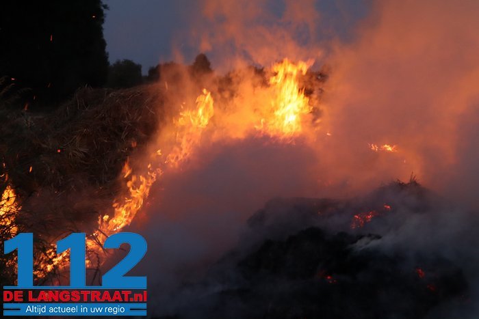 Flinke hooiberg in brand Winterdijk Sprang-Capelle 2 Flinke hooiberg in brand Winterdijk Sprang-Capelle 112 De Langstraat