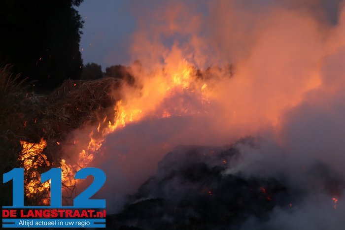 Flinke hooiberg in brand Winterdijk Sprang-Capelle 3 Flinke hooiberg in brand Winterdijk Sprang-Capelle 112 De Langstraat