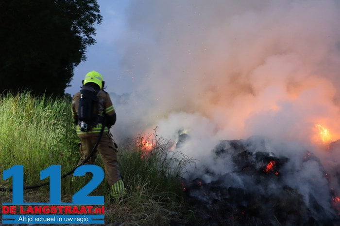 Flinke hooiberg in brand Winterdijk Sprang-Capelle 5 Flinke hooiberg in brand Winterdijk Sprang-Capelle 112 De Langstraat