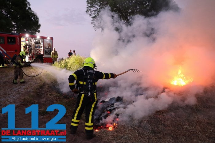 Flinke hooiberg in brand Winterdijk Sprang-Capelle 7 Flinke hooiberg in brand Winterdijk Sprang-Capelle 112 De Langstraat