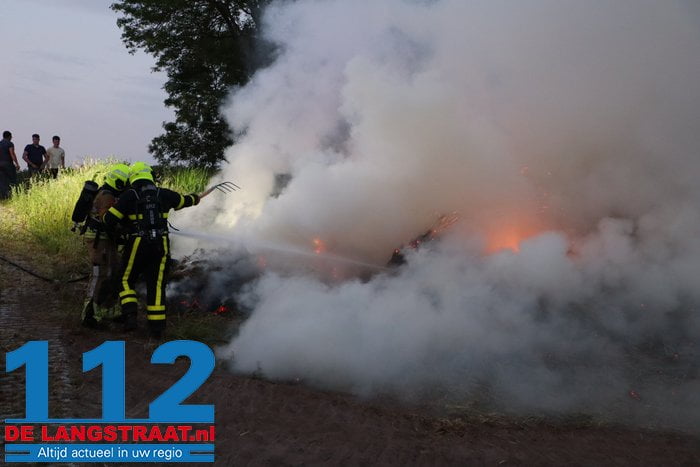 Flinke hooiberg in brand Winterdijk Sprang-Capelle 8 Flinke hooiberg in brand Winterdijk Sprang-Capelle 112 De Langstraat