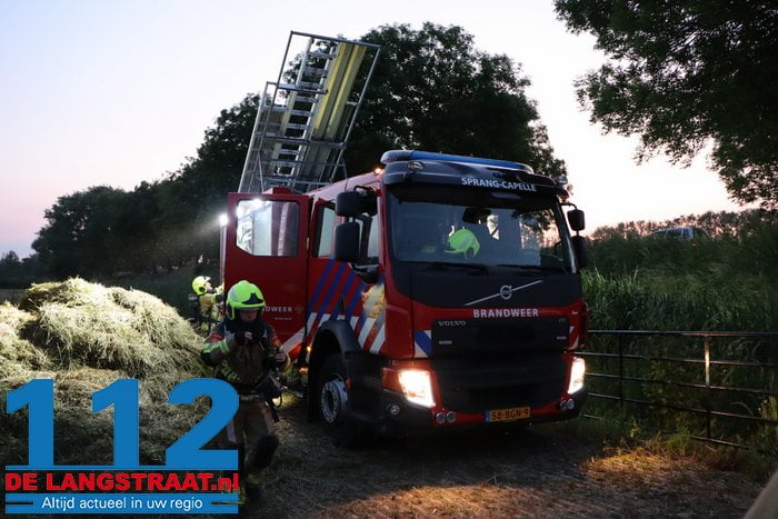 Flinke hooiberg in brand Winterdijk Sprang-Capelle 12 Flinke hooiberg in brand Winterdijk Sprang-Capelle 112 De Langstraat