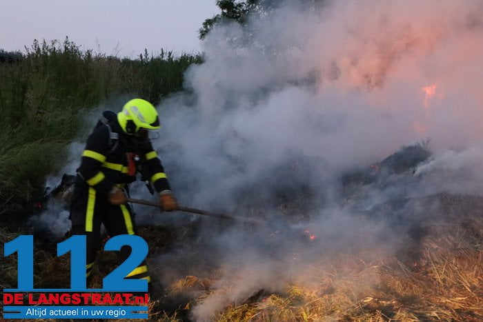 Flinke hooiberg in brand Winterdijk Sprang-Capelle 13 Flinke hooiberg in brand Winterdijk Sprang-Capelle 112 De Langstraat