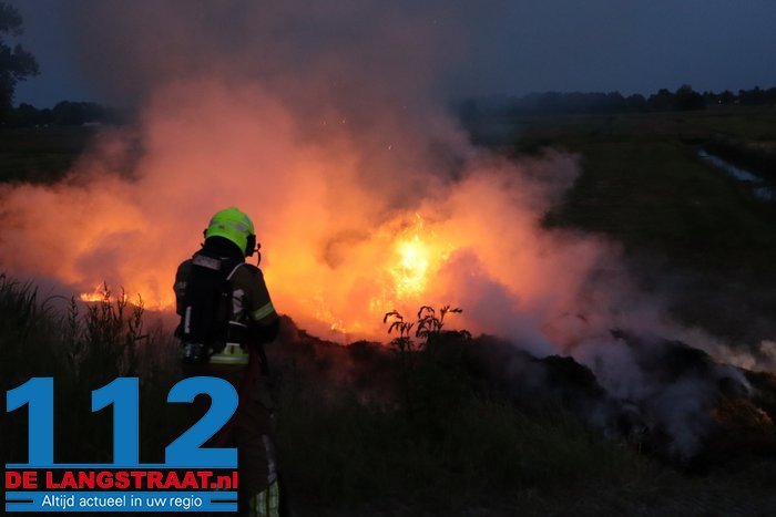 Flinke hooiberg in brand Winterdijk Sprang-Capelle 15 Flinke hooiberg in brand Winterdijk Sprang-Capelle 112 De Langstraat