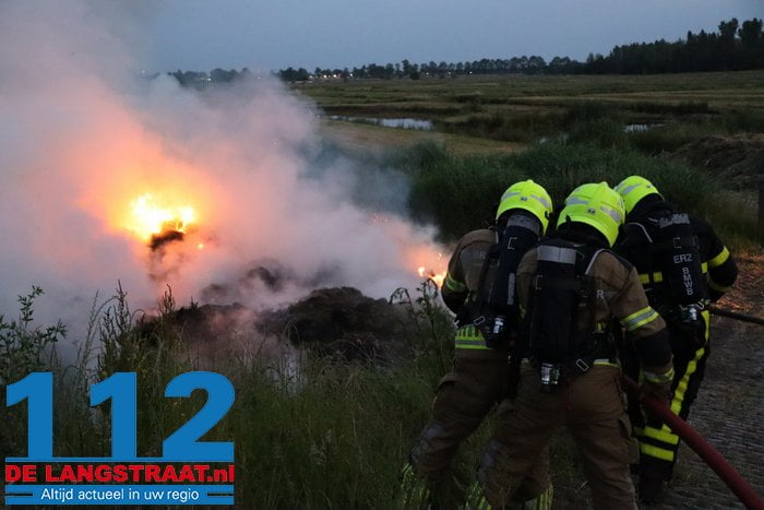 Flinke hooiberg in brand Winterdijk Sprang-Capelle 17 Flinke hooiberg in brand Winterdijk Sprang-Capelle 112 De Langstraat