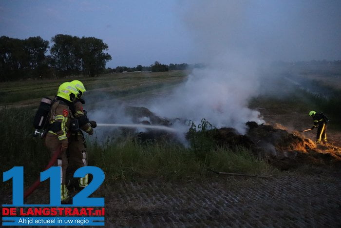 Flinke hooiberg in brand Winterdijk Sprang-Capelle 19 Flinke hooiberg in brand Winterdijk Sprang-Capelle 112 De Langstraat