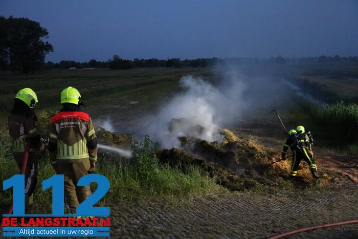 Flinke hooiberg in brand Winterdijk Sprang-Capelle 20 Flinke hooiberg in brand Winterdijk Sprang-Capelle 112 De Langstraat