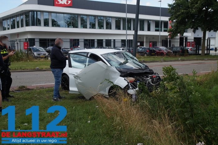 Bestuurder komt met auto onder vrachtwagen en wordt meegesleurd: gewond naar ziekenhuis 1 Bestuurder komt met auto onder vrachtwagen en wordt meegesleurd: gewond naar ziekenhuis 112 De Langstraat
