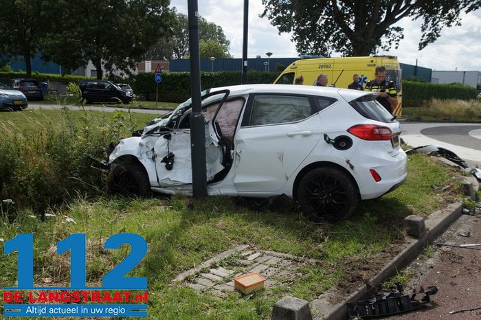 Bestuurder komt met auto onder vrachtwagen en wordt meegesleurd: gewond naar ziekenhuis 2 Bestuurder komt met auto onder vrachtwagen en wordt meegesleurd: gewond naar ziekenhuis 112 De Langstraat
