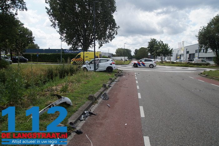 Bestuurder komt met auto onder vrachtwagen en wordt meegesleurd: gewond naar ziekenhuis 3 Bestuurder komt met auto onder vrachtwagen en wordt meegesleurd: gewond naar ziekenhuis 112 De Langstraat