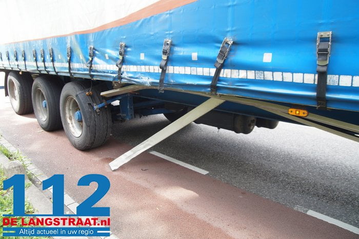 Bestuurder komt met auto onder vrachtwagen en wordt meegesleurd: gewond naar ziekenhuis 4 Bestuurder komt met auto onder vrachtwagen en wordt meegesleurd: gewond naar ziekenhuis 112 De Langstraat