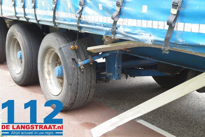 Bestuurder komt met auto onder vrachtwagen en wordt meegesleurd: gewond naar ziekenhuis 5 Bestuurder komt met auto onder vrachtwagen en wordt meegesleurd: gewond naar ziekenhuis 112 De Langstraat