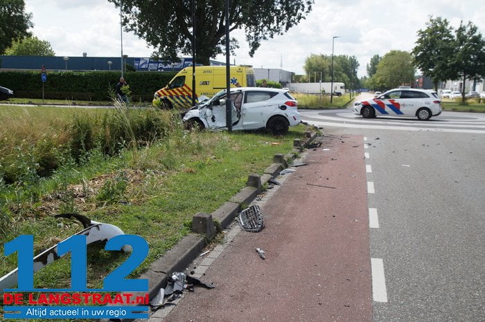 Bestuurder komt met auto onder vrachtwagen en wordt meegesleurd: gewond naar ziekenhuis 6 Bestuurder komt met auto onder vrachtwagen en wordt meegesleurd: gewond naar ziekenhuis 112 De Langstraat