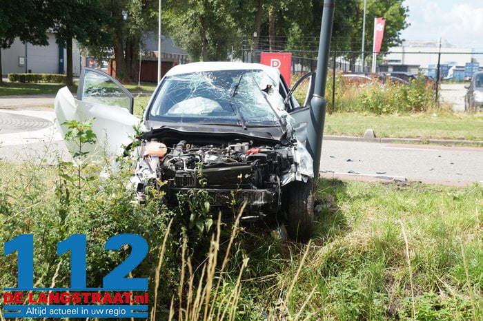 Bestuurder komt met auto onder vrachtwagen en wordt meegesleurd: gewond naar ziekenhuis 7 Bestuurder komt met auto onder vrachtwagen en wordt meegesleurd: gewond naar ziekenhuis 112 De Langstraat
