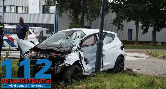Bestuurder komt met auto onder vrachtwagen en wordt meegesleurd: gewond naar ziekenhuis 9 Bestuurder komt met auto onder vrachtwagen en wordt meegesleurd: gewond naar ziekenhuis 112 De Langstraat