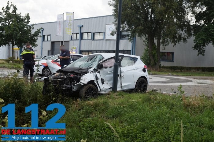 Bestuurder komt met auto onder vrachtwagen en wordt meegesleurd: gewond naar ziekenhuis 10 Bestuurder komt met auto onder vrachtwagen en wordt meegesleurd: gewond naar ziekenhuis 112 De Langstraat
