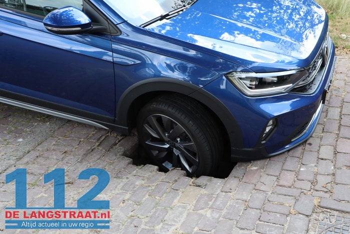 Automobilist rijdt zich vast in groot gat in straatwerk Kaatsheuvel 2 Automobilist rijdt zich vast in groot gat in straatwerk Kaatsheuvel 112 De Langstraat