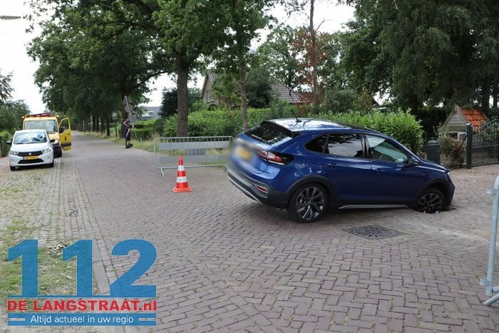 Automobilist rijdt zich vast in groot gat in straatwerk Kaatsheuvel 4 Automobilist rijdt zich vast in groot gat in straatwerk Kaatsheuvel 112 De Langstraat