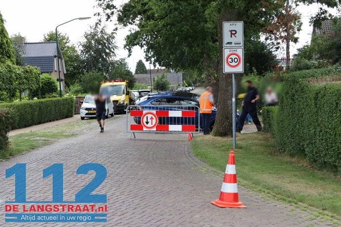 Automobilist rijdt zich vast in groot gat in straatwerk Kaatsheuvel 5 Automobilist rijdt zich vast in groot gat in straatwerk Kaatsheuvel 112 De Langstraat