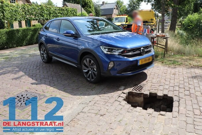 Automobilist rijdt zich vast in groot gat in straatwerk Kaatsheuvel 6 Automobilist rijdt zich vast in groot gat in straatwerk Kaatsheuvel 112 De Langstraat