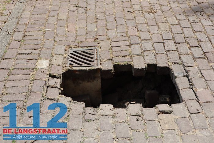 Automobilist rijdt zich vast in groot gat in straatwerk Kaatsheuvel 7 Automobilist rijdt zich vast in groot gat in straatwerk Kaatsheuvel 112 De Langstraat