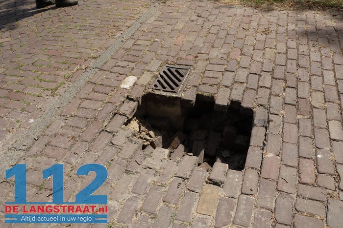 Automobilist rijdt zich vast in groot gat in straatwerk Kaatsheuvel 8 Automobilist rijdt zich vast in groot gat in straatwerk Kaatsheuvel 112 De Langstraat