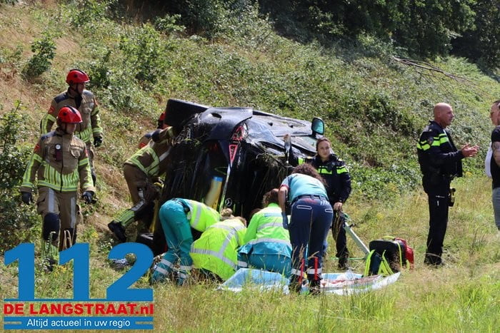 Persoon raakt bekneld onder auto in Tilburg, traumahelikopter landt op de weg 2 Persoon raakt bekneld onder auto in Tilburg, traumahelikopter landt op de weg 112 De Langstraat