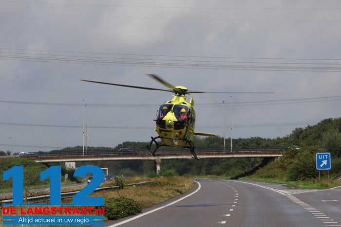 Persoon raakt bekneld onder auto in Tilburg, traumahelikopter landt op de weg 3 Persoon raakt bekneld onder auto in Tilburg, traumahelikopter landt op de weg 112 De Langstraat