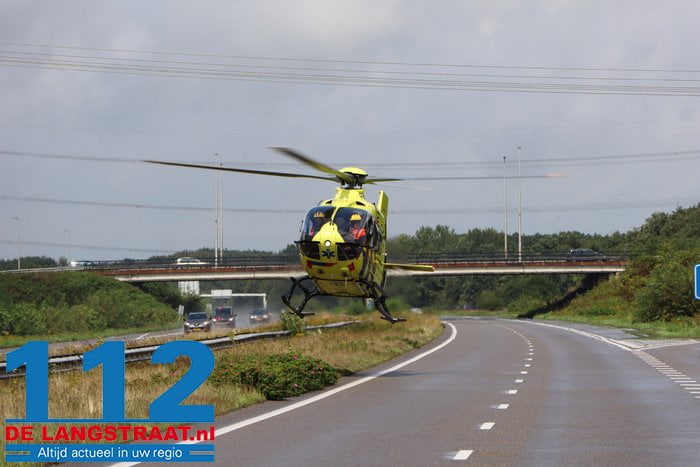 Persoon raakt bekneld onder auto in Tilburg, traumahelikopter landt op de weg 4 Persoon raakt bekneld onder auto in Tilburg, traumahelikopter landt op de weg 112 De Langstraat