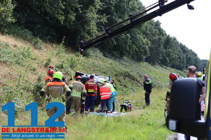 Persoon raakt bekneld onder auto in Tilburg, traumahelikopter landt op de weg 7 Persoon raakt bekneld onder auto in Tilburg, traumahelikopter landt op de weg 112 De Langstraat