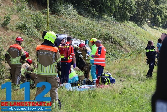 Persoon raakt bekneld onder auto in Tilburg, traumahelikopter landt op de weg 12 Persoon raakt bekneld onder auto in Tilburg, traumahelikopter landt op de weg 112 De Langstraat