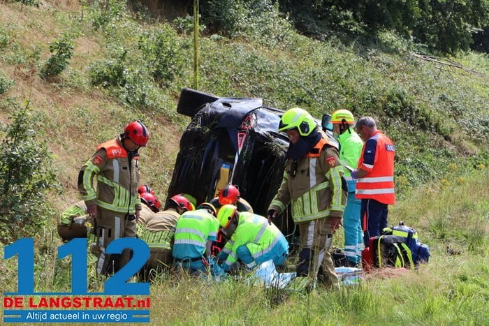 Persoon raakt bekneld onder auto in Tilburg, traumahelikopter landt op de weg 13 Persoon raakt bekneld onder auto in Tilburg, traumahelikopter landt op de weg 112 De Langstraat