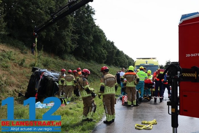 Persoon raakt bekneld onder auto in Tilburg, traumahelikopter landt op de weg 15 Persoon raakt bekneld onder auto in Tilburg, traumahelikopter landt op de weg 112 De Langstraat