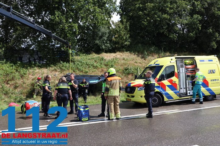 Persoon raakt bekneld onder auto in Tilburg, traumahelikopter landt op de weg 16 Persoon raakt bekneld onder auto in Tilburg, traumahelikopter landt op de weg 112 De Langstraat