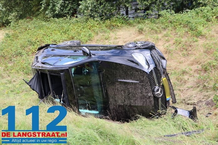 Persoon raakt bekneld onder auto in Tilburg, traumahelikopter landt op de weg 18 Persoon raakt bekneld onder auto in Tilburg, traumahelikopter landt op de weg 112 De Langstraat