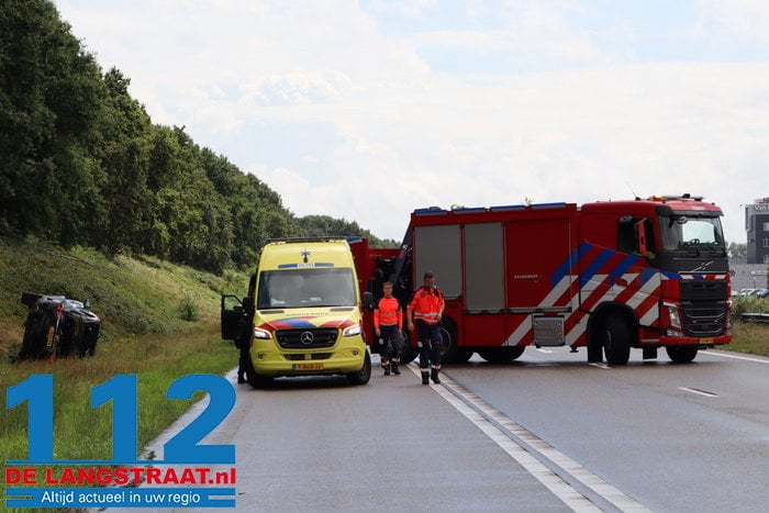 Persoon raakt bekneld onder auto in Tilburg, traumahelikopter landt op de weg 20 Persoon raakt bekneld onder auto in Tilburg, traumahelikopter landt op de weg 112 De Langstraat