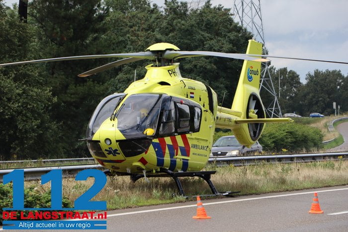Persoon raakt bekneld onder auto in Tilburg, traumahelikopter landt op de weg 22 Persoon raakt bekneld onder auto in Tilburg, traumahelikopter landt op de weg 112 De Langstraat