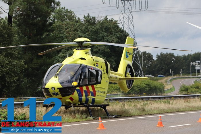 Persoon raakt bekneld onder auto in Tilburg, traumahelikopter landt op de weg 23 Persoon raakt bekneld onder auto in Tilburg, traumahelikopter landt op de weg 112 De Langstraat