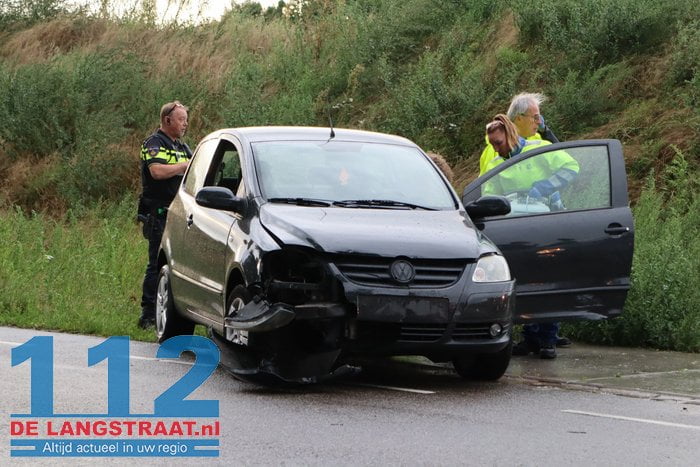 Twee auto’s botsen op elkaar Eftelingsestraat Kaatsheuvel 5 Twee auto’s botsen op elkaar Eftelingsestraat Kaatsheuvel 112 De Langstraat