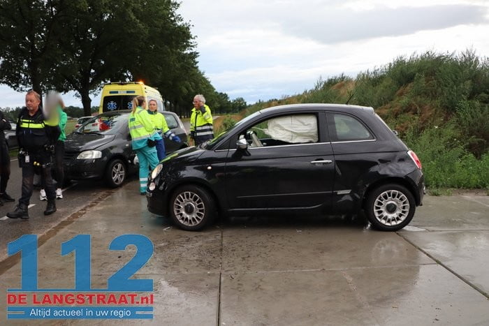 Twee auto’s botsen op elkaar Eftelingsestraat Kaatsheuvel 7 Twee auto’s botsen op elkaar Eftelingsestraat Kaatsheuvel 112 De Langstraat