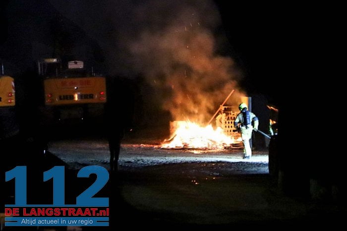 Veel rook bij brand op boerenerf in Sprang-Capelle 4 Veel rook bij brand op boerenerf in Sprang-Capelle 112 De Langstraat