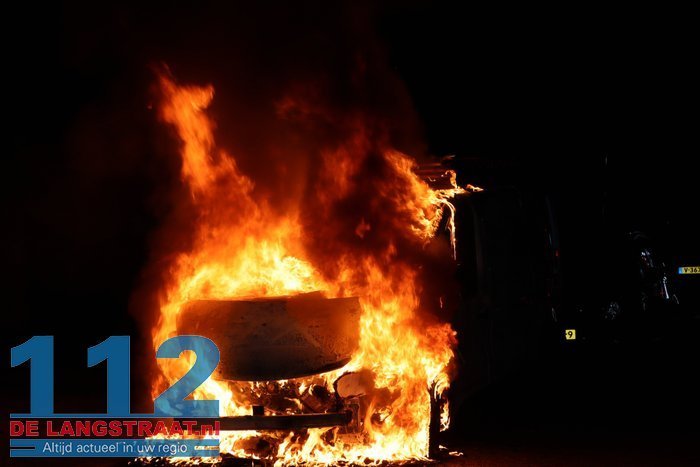 Bestelbus gaat in vlammen op Sprang-Capelle 6 Bestelbus gaat in vlammen op Sprang-Capelle 112 De Langstraat